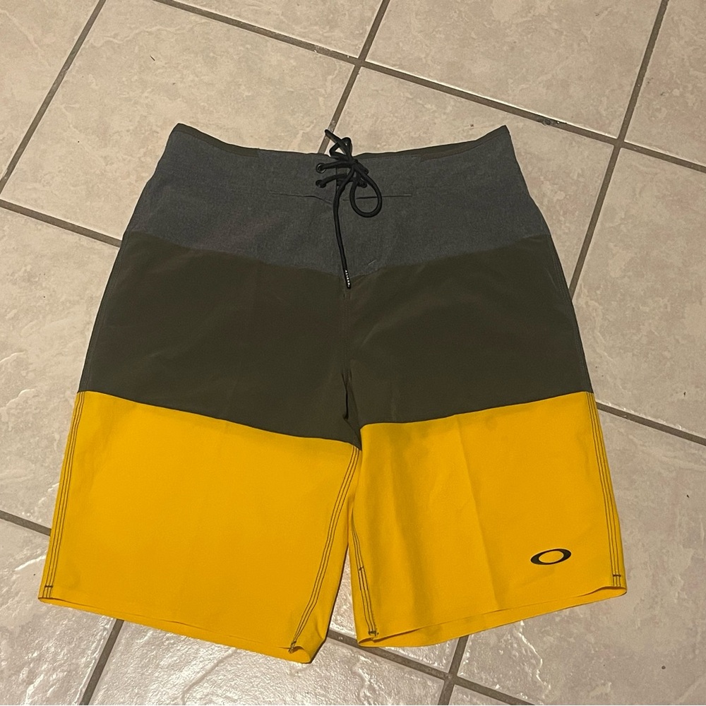 Oakley Ozarki Block Men's Yellow/Dark Gray‎ Board Shorts Size 30